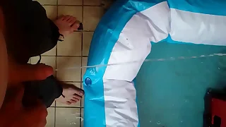Andy pisst heimlich roughly einen Swimming-Pool (Was für eine Schweinerei)